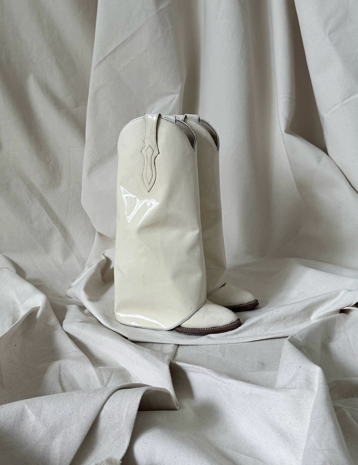 MID WHITE PATENT LEATHER COWBOY BOOT